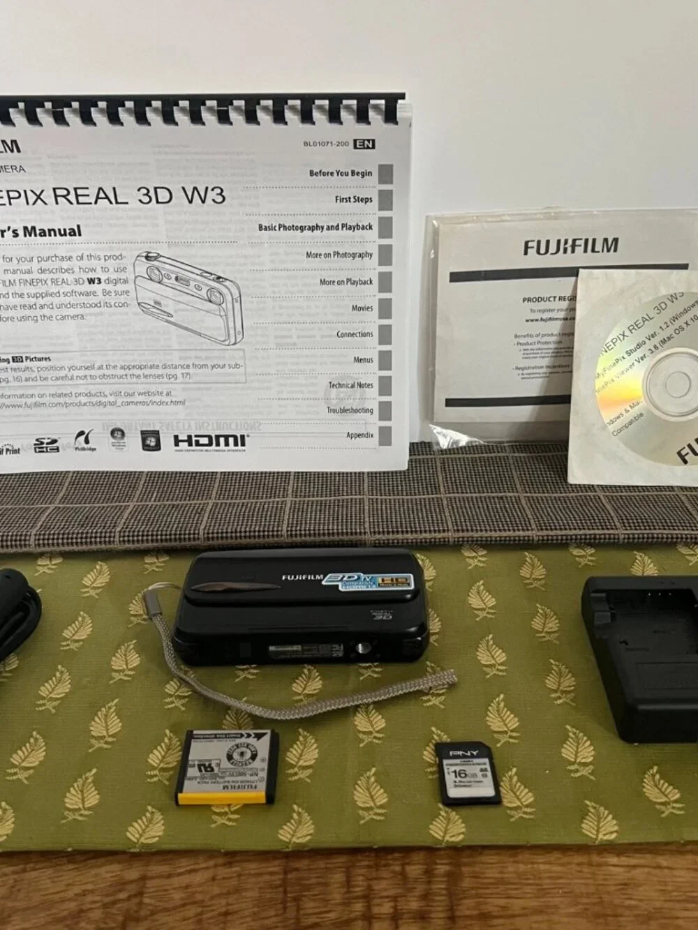 Near Mint xFujifilm FinePix REAL 3D W3 Camera 10.0MP BLACK 32 gb Manual Charger